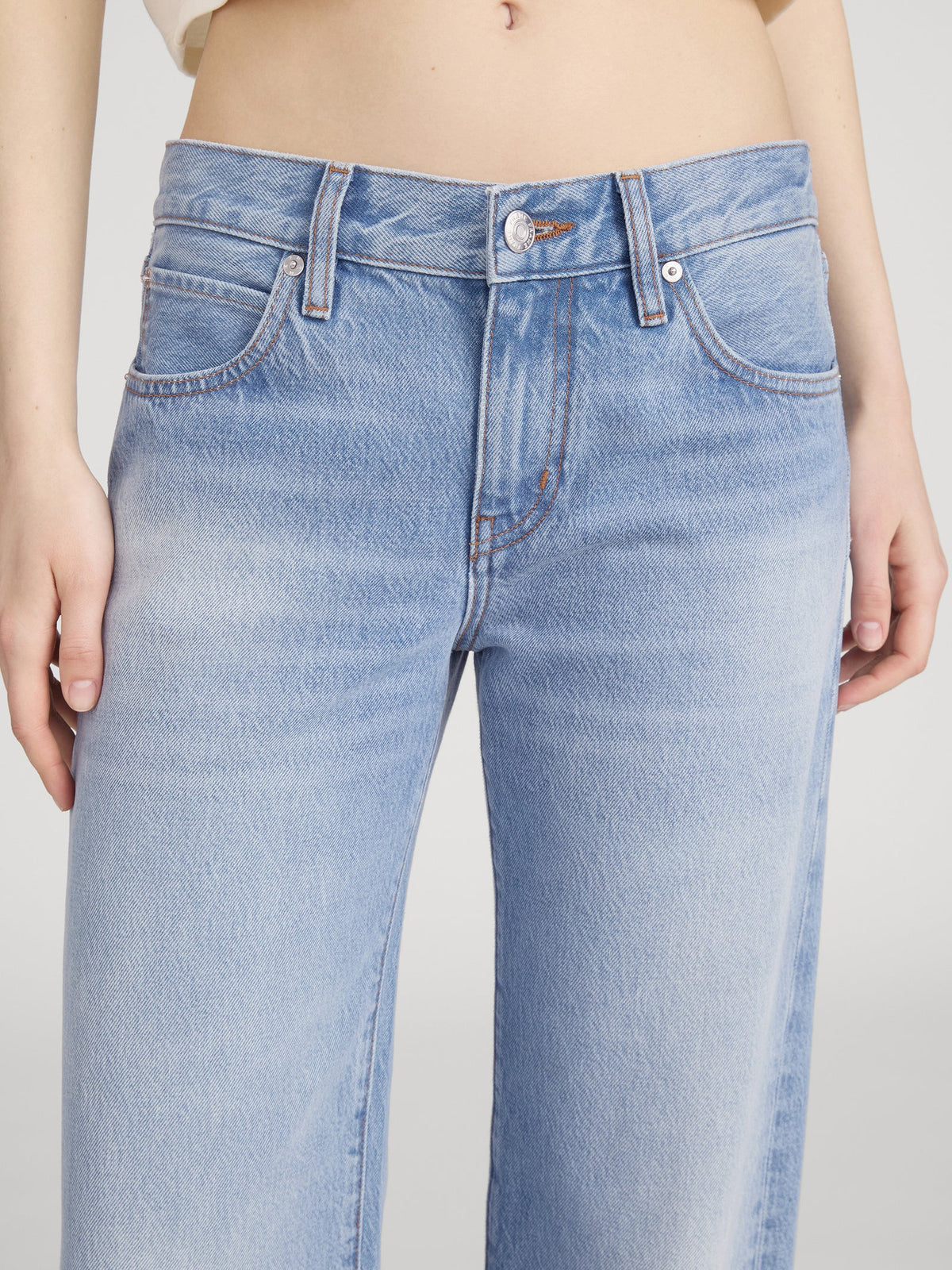 FRAME The Saturday relaxed low-rise straight-leg jeans in static wash denim.