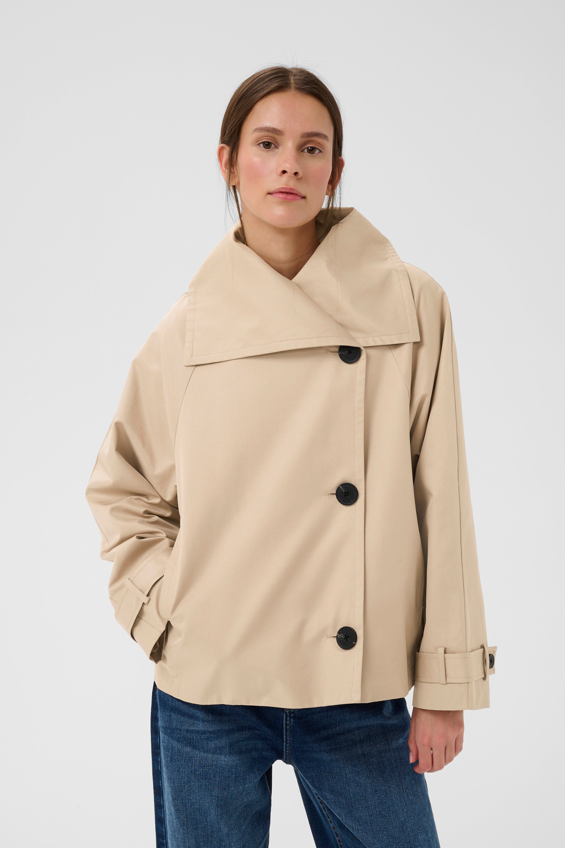 Maziei Perry Short Coat - Sandstone Beige | Asymmetric Jacke