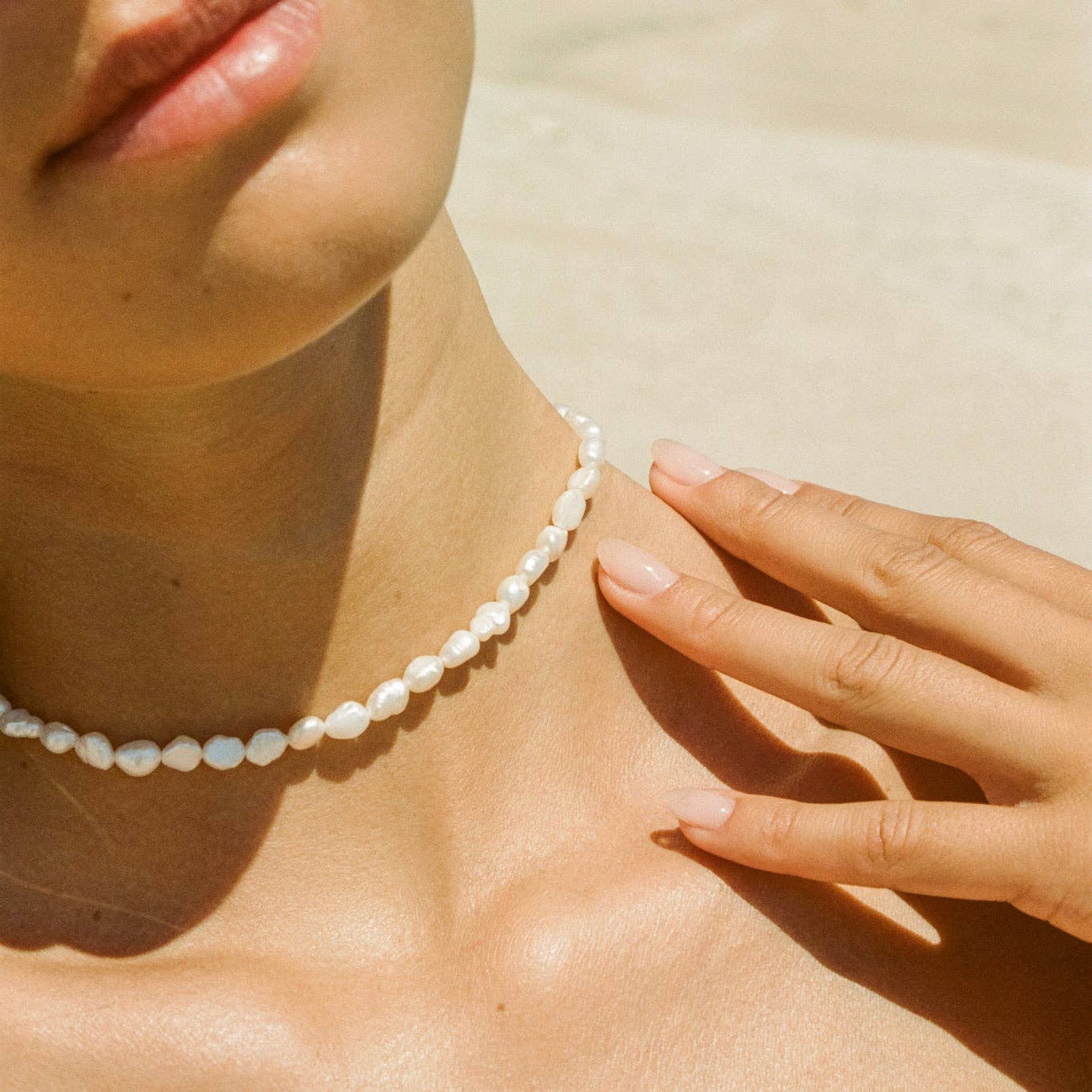 Agapée Estée gold choker with a natural white nacre pearl