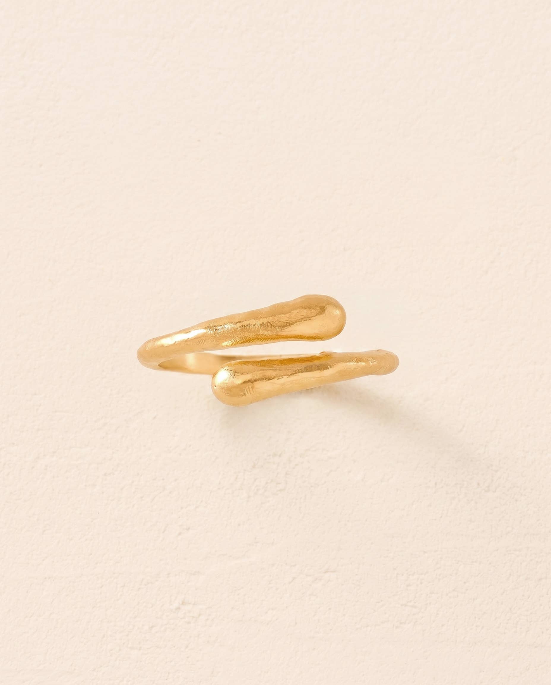 Agapée Filippa Mini sculptural crossover ring with a bended arc design in satin 18K gold plating.
