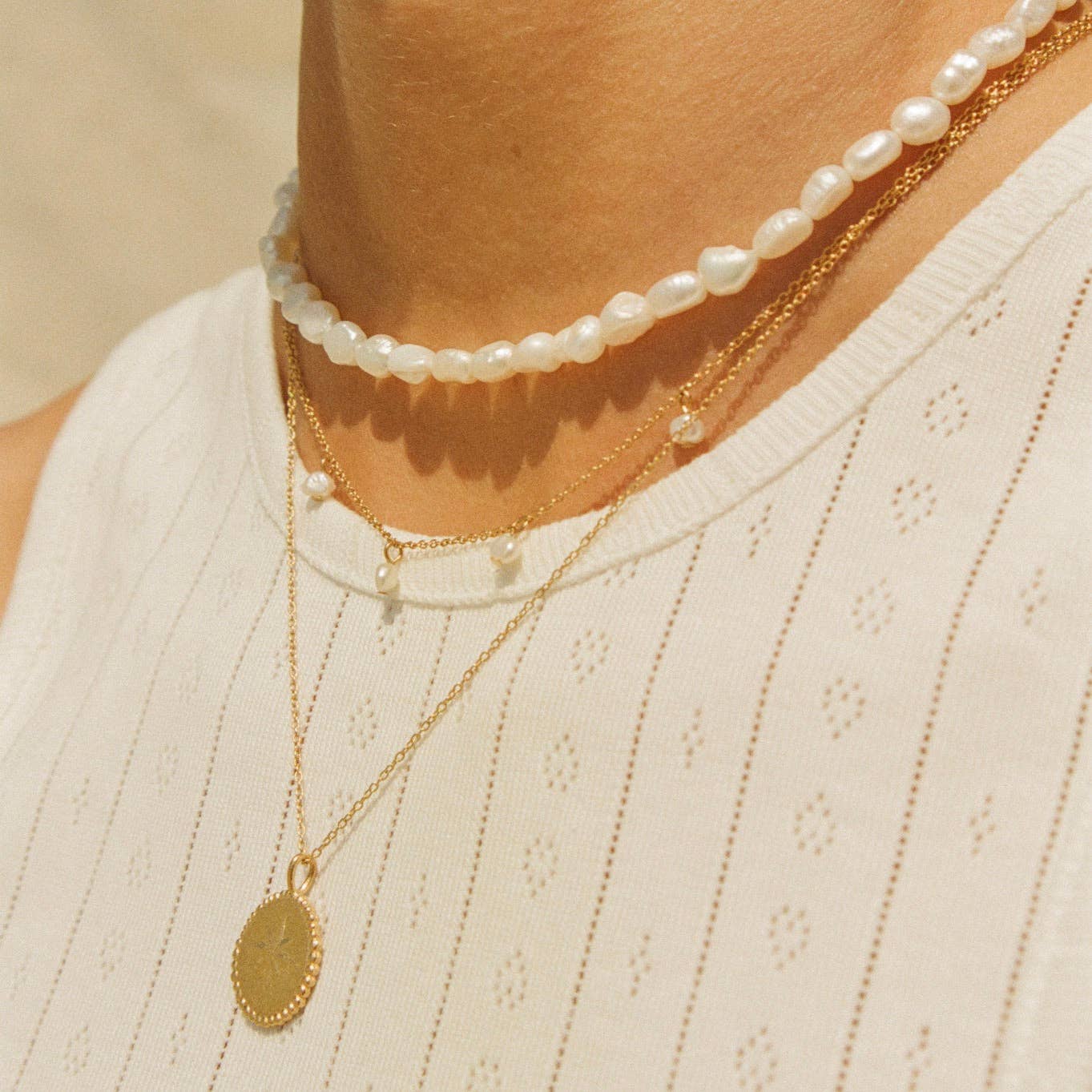 Agapée Estée gold choker with a natural white nacre pearl