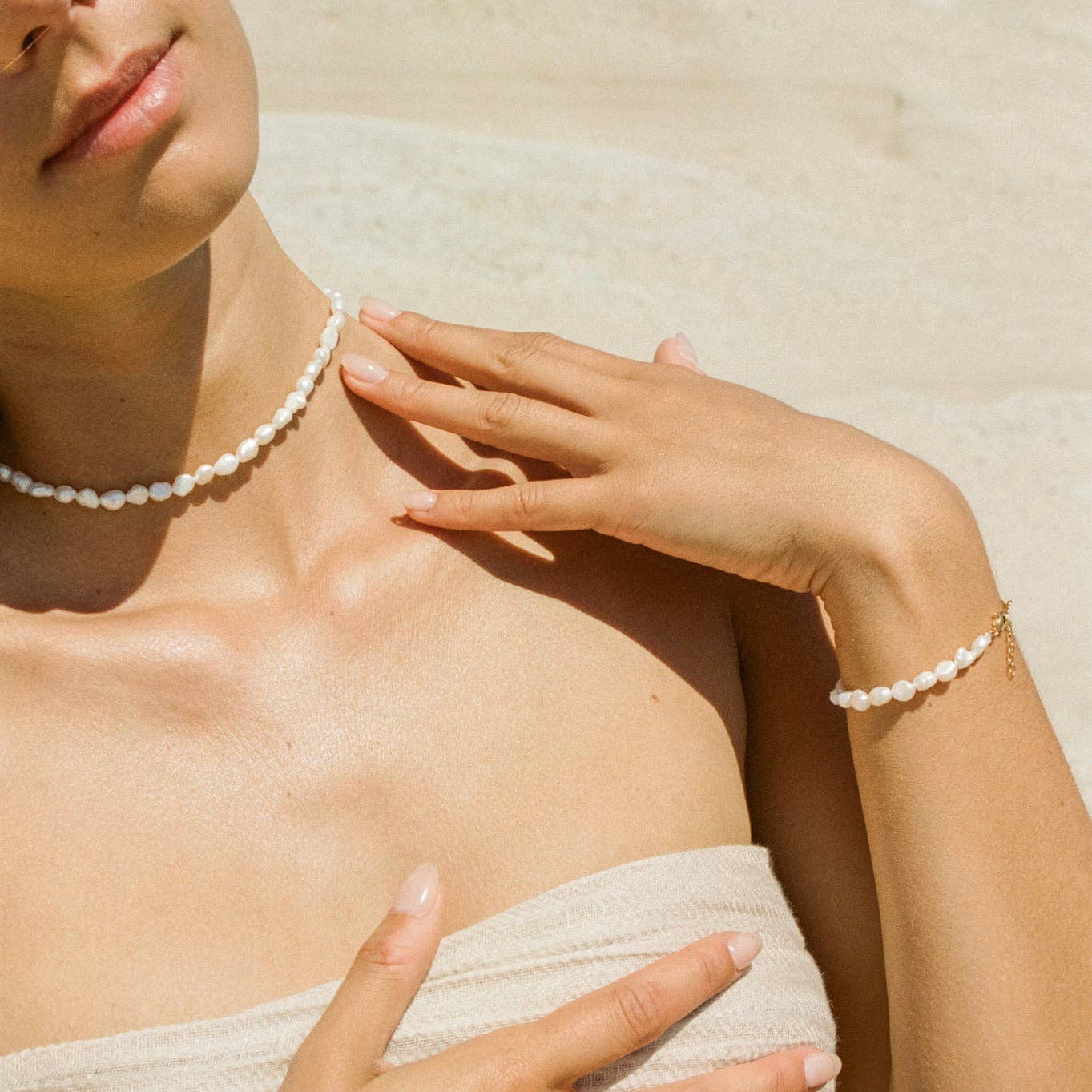Agapée Estée gold choker with a natural white nacre pearl