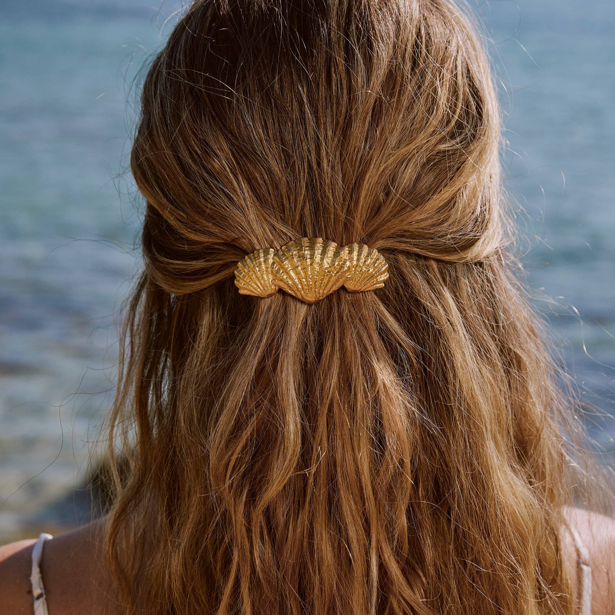 Agapée Almé gold hairclip with three detailed seashells and satin finish