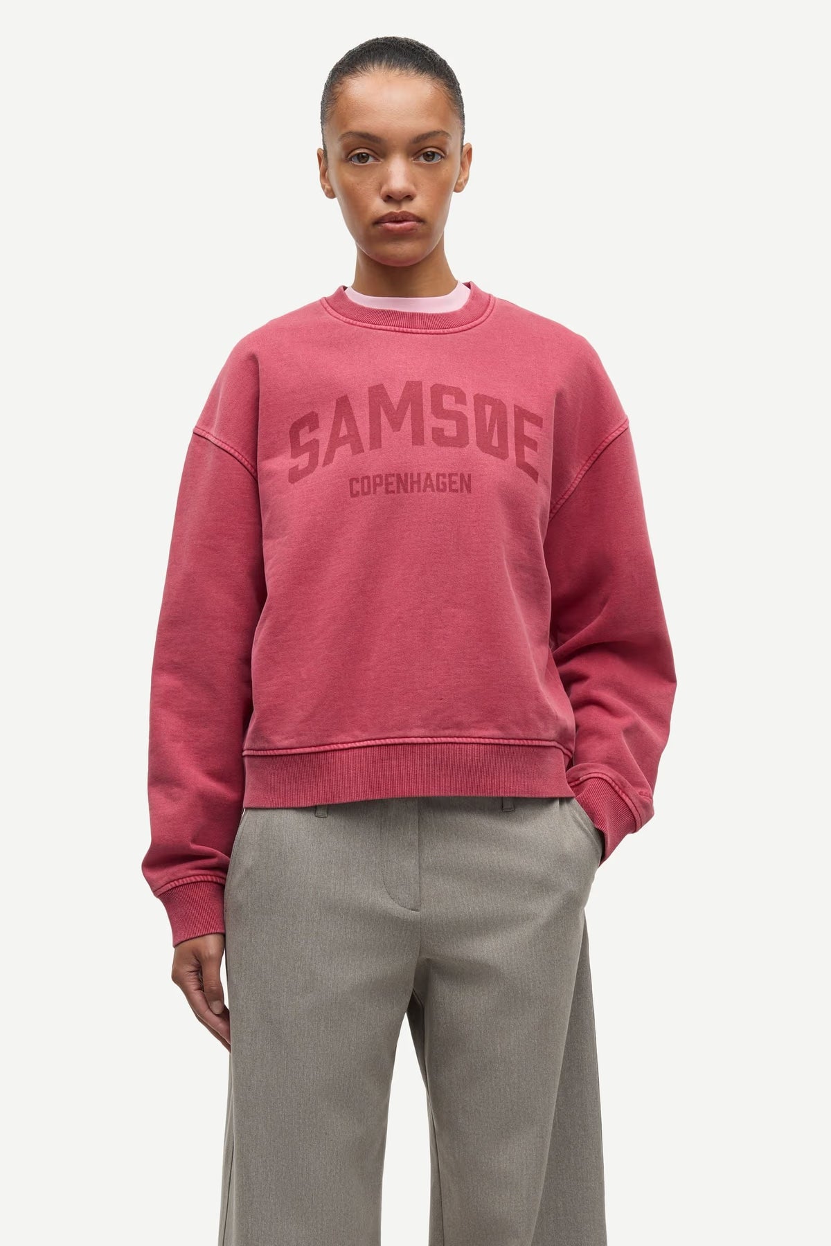 Samsøe Samsøe Savan organic cotton crewneck sweatshirt in pigment-dyed tomato red.