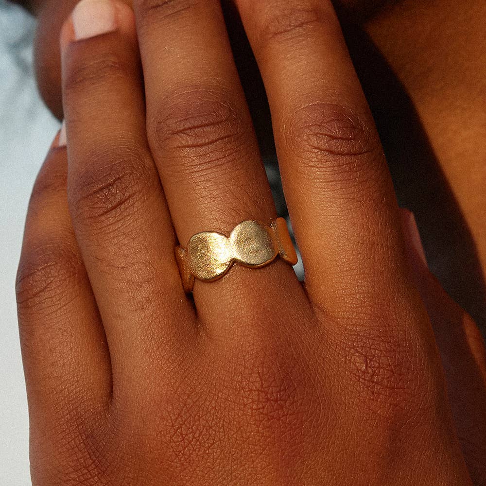 Agapée Hector adjustable gold ring with endless circle design