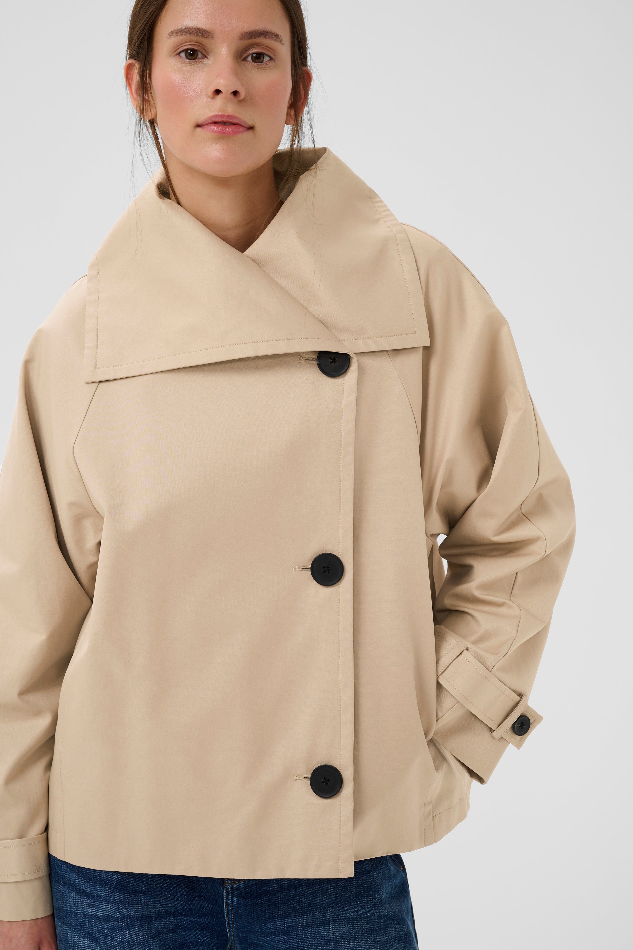 Maziei Perry Short Coat - Sandstone Beige | Asymmetric Jacke
