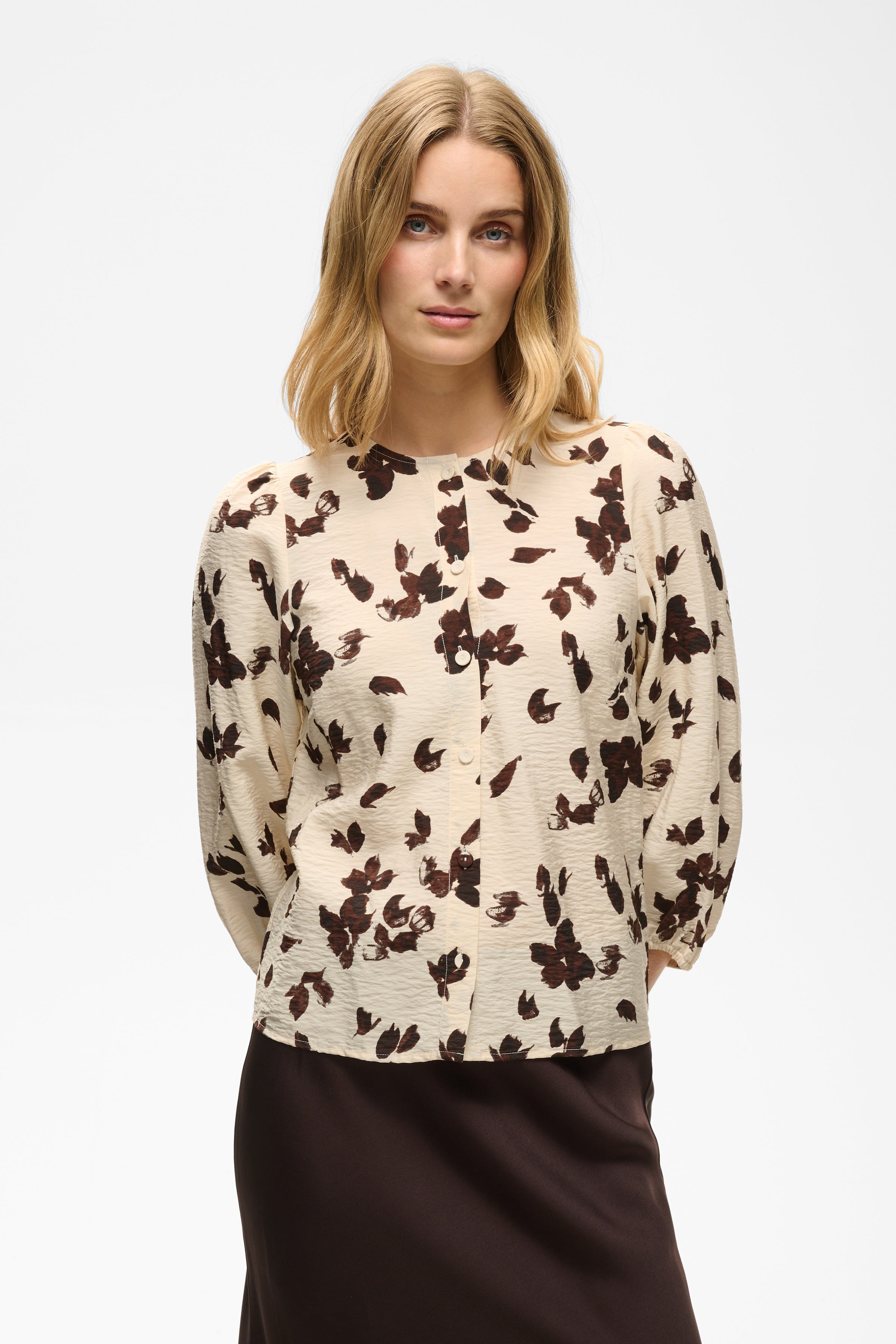 Part Two ChanniePW 3/4 sleeve blouse in Oatmeal Feather Flower print featuring front covered buttons and elasticated cuffs.
