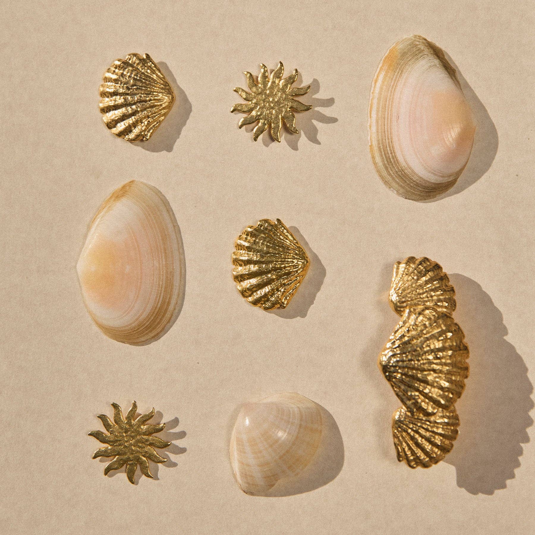 Agapée Almé gold hairclip with three detailed seashells and satin finish