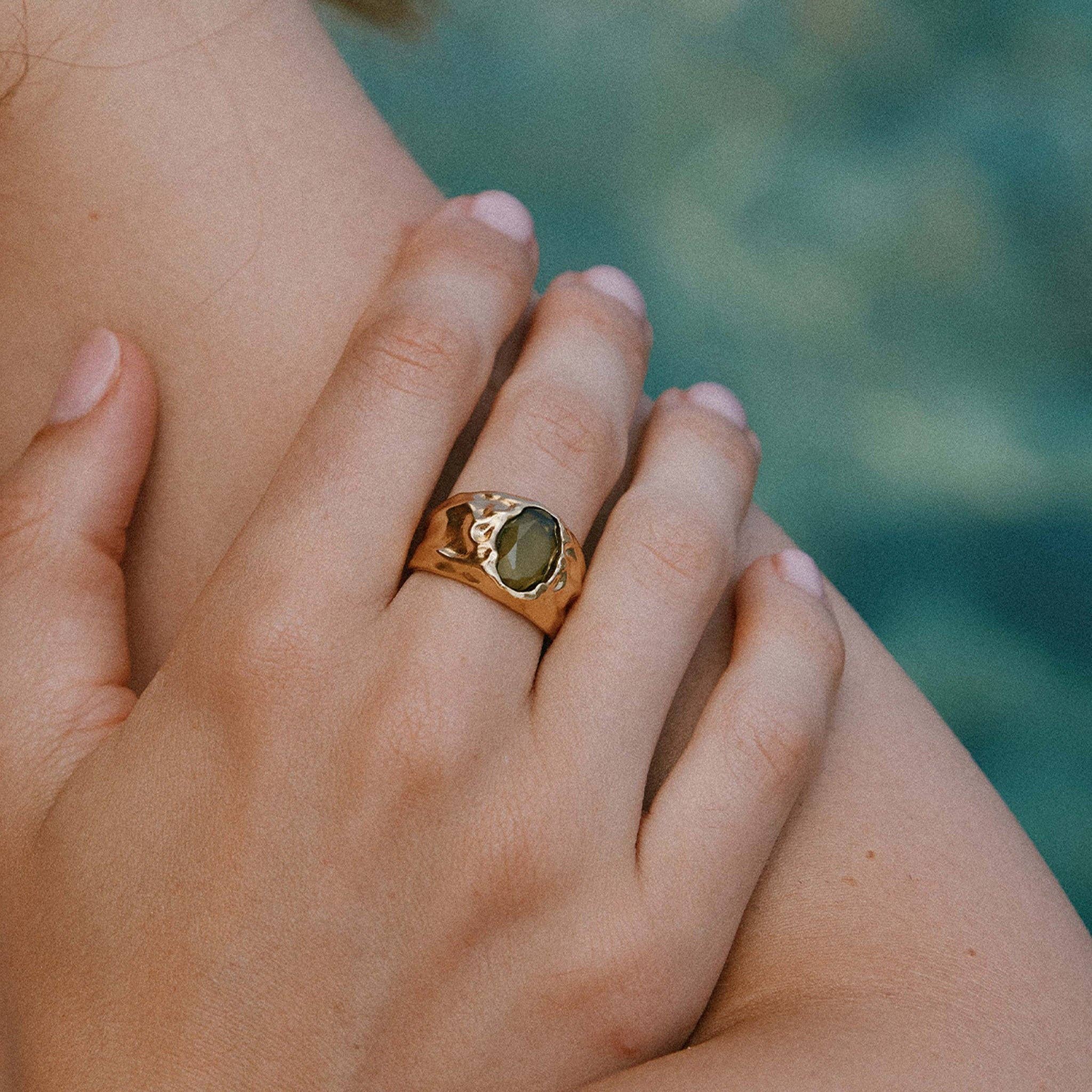 Agapée Carmen wide gold ring with dark green faceted stone