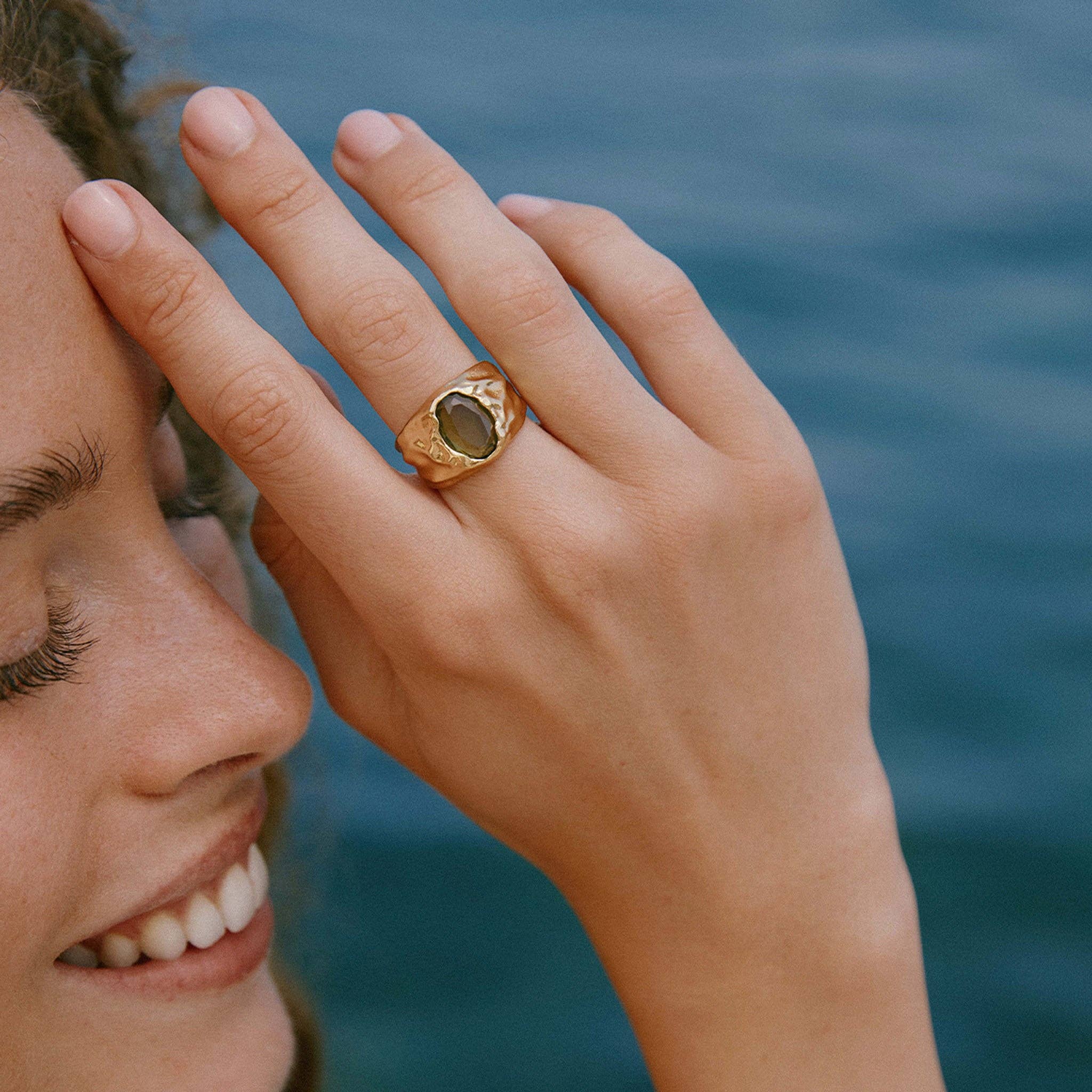 Agapée Carmen wide gold ring with dark green faceted stone