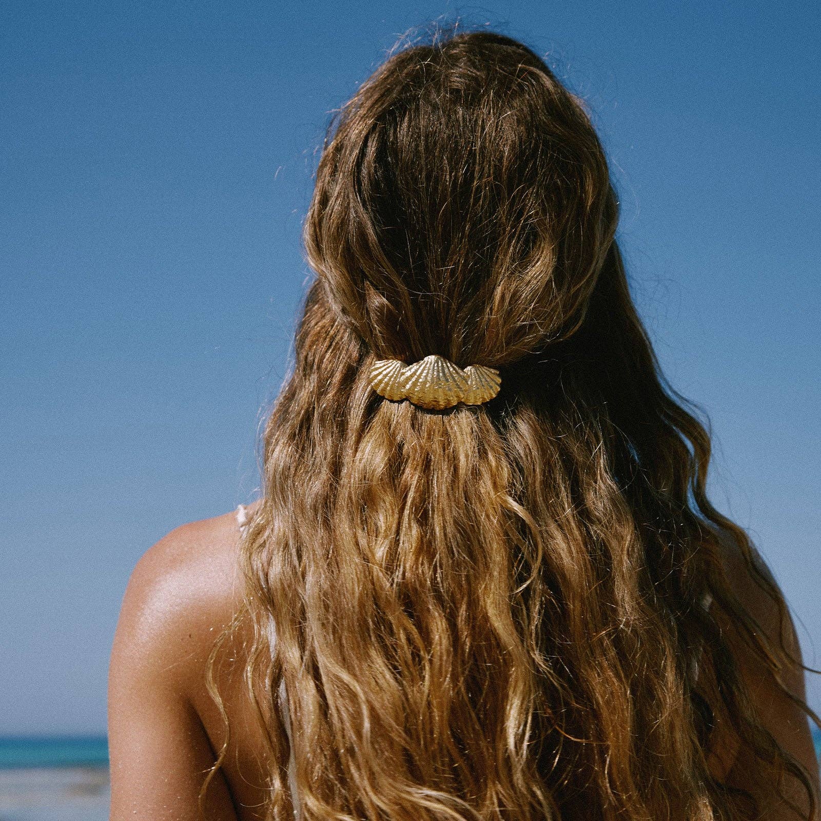 Agapée Almé gold hairclip with three detailed seashells and satin finish