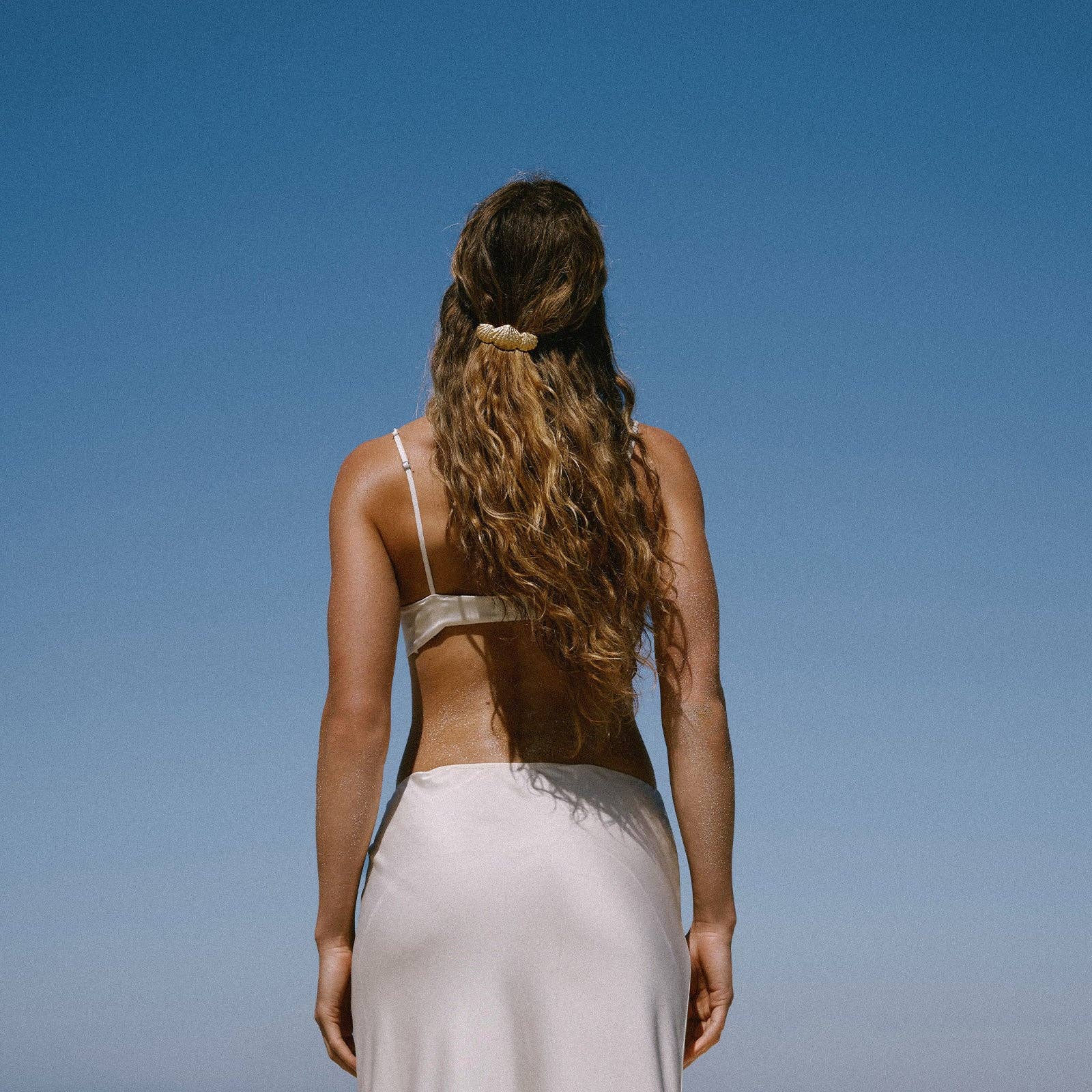 Agapée Almé gold hairclip with three detailed seashells and satin finish