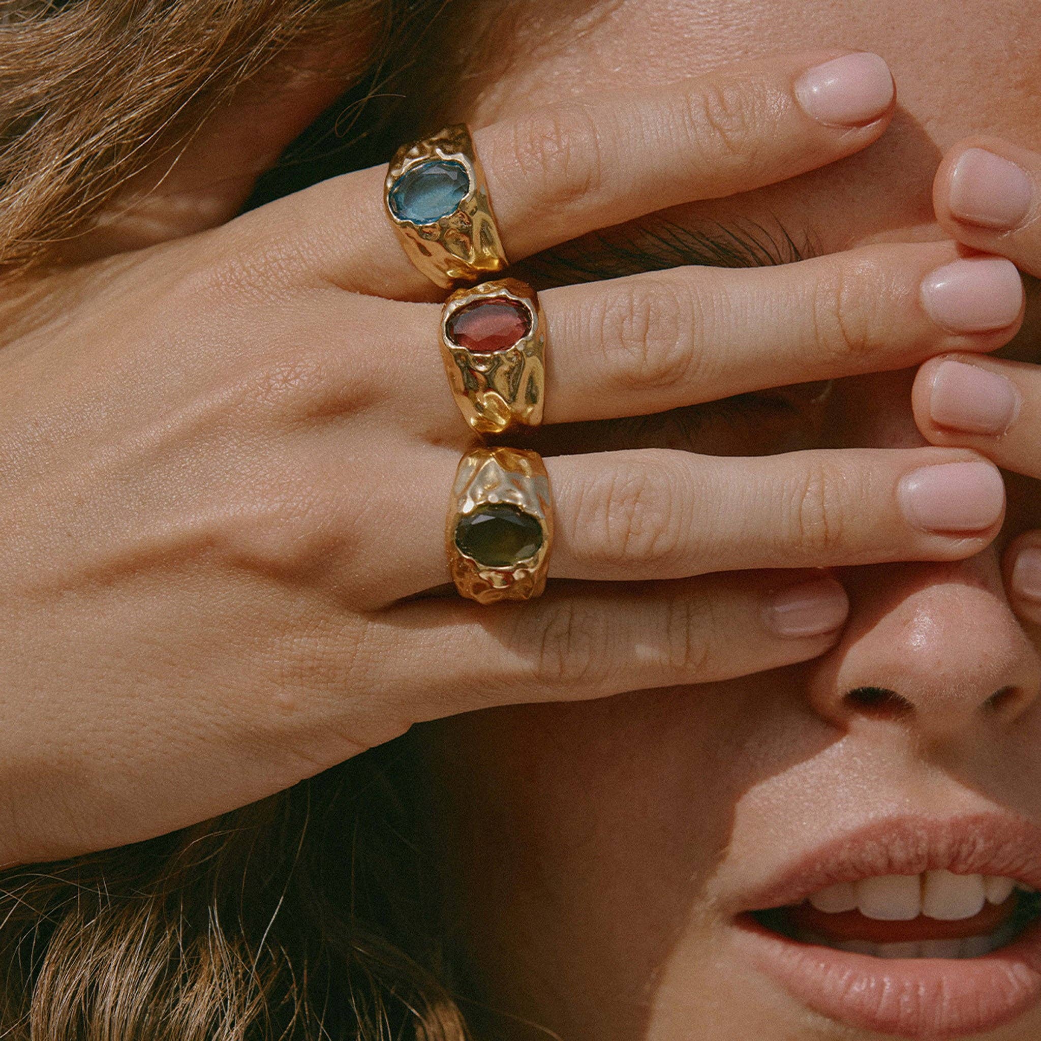 Agapée Carmen wide gold ring with dark green faceted stone