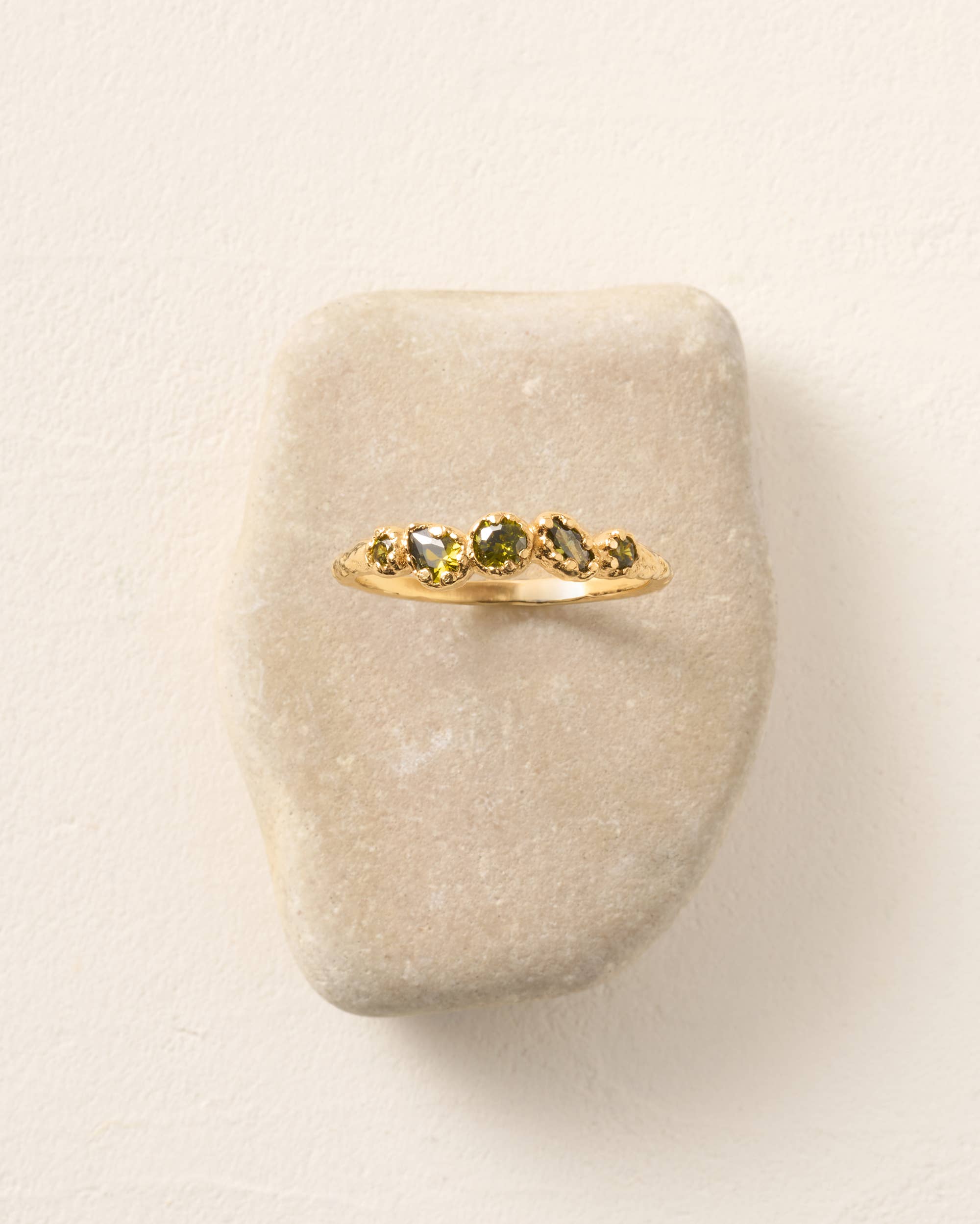 Agapée Koré slim satin gold-plated cluster ring set with five dark green cubic zirconia stones.