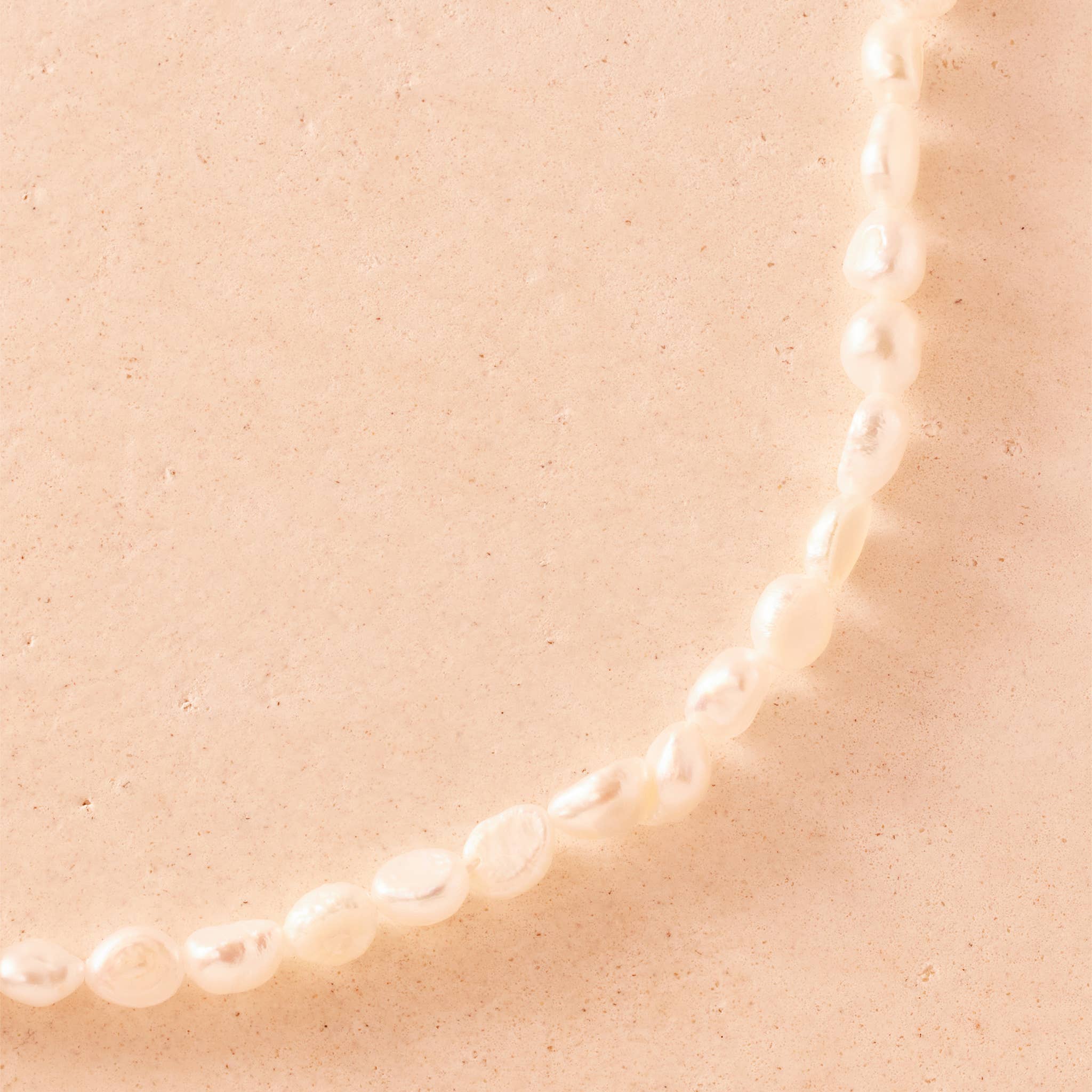 Agapée Estée gold choker with a natural white nacre pearl